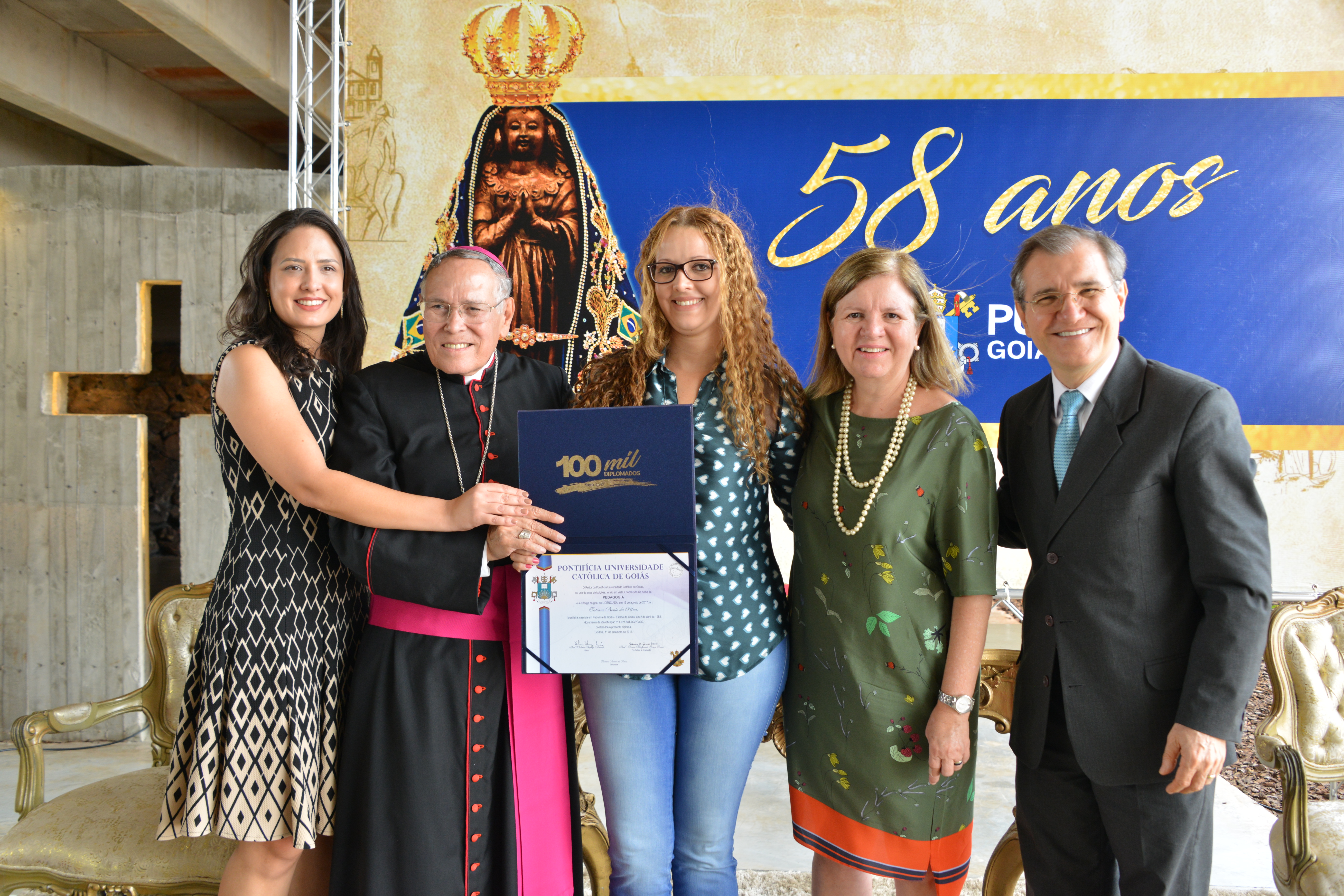 Entrega do centésimo milésimo diploma de graduação, para a estudante Tatiane Bento da Silva